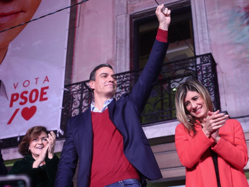 Pedro Sánchez alza el puño en la noche electoral del 10 de noviembre de 2019 junto a su esposa, Begoña Gómez (dcha), y la vicepresidenta primera, Carmen Calvo.