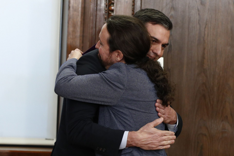 Pedro Sánchez y Pablo Iglesias se abrazan tras firmar el pacto que armó la coalición de Gobierno, el pasado 30 de diciembre de 2019.