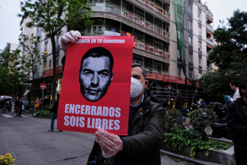 Un hombre protesta contra el confinamiento decretado por el Gobierno, el 14 de mayo de 2020, en la calle de Núñez de Balboa, en Madrid.