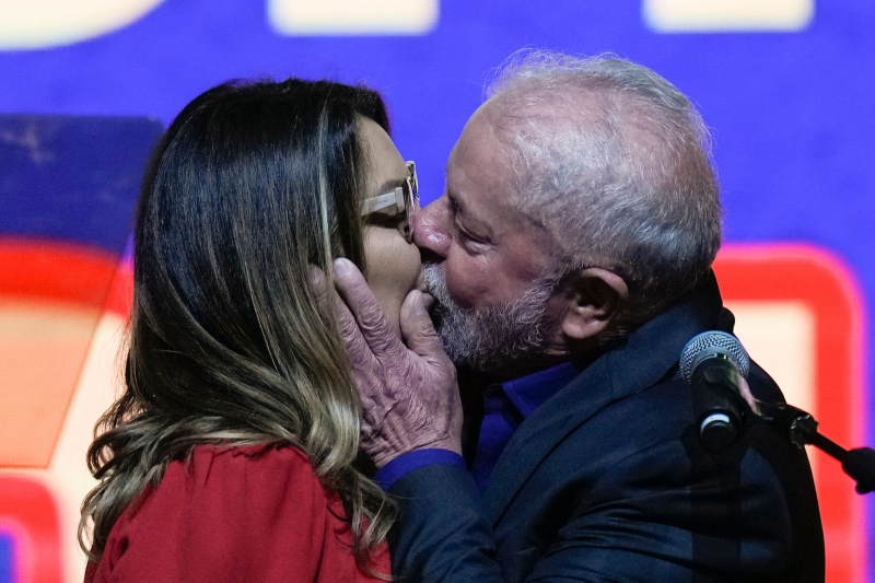 "Lula" da Silva besa a su mujer Rosangela Silva en el acto electoral