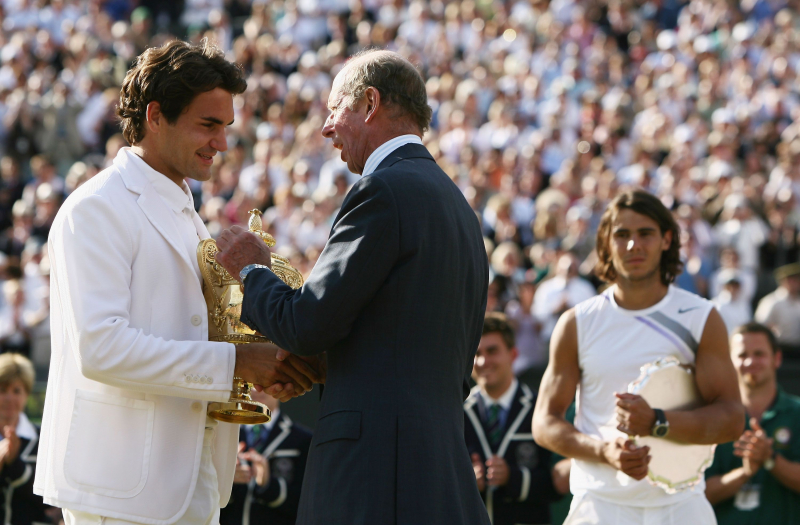 El duque de Kent entregando el trofeo de  Wimbledon 2007 a Roger Federer.