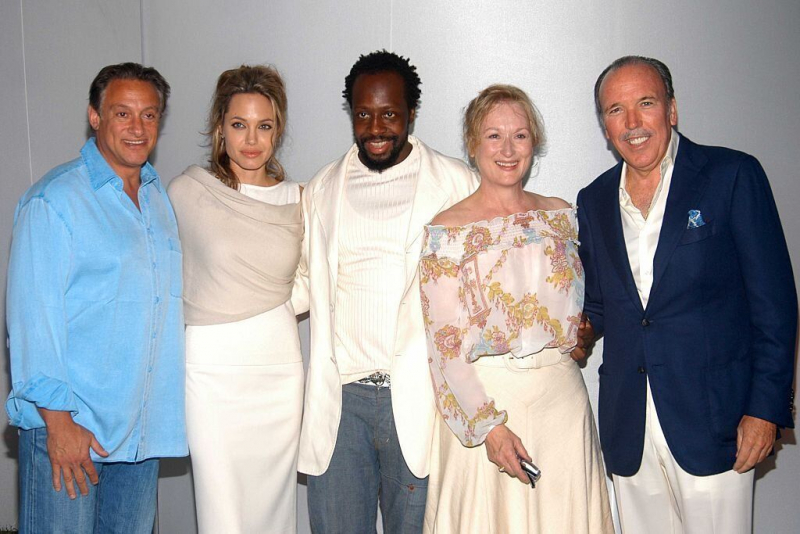 Pepe Fanjul posa con las actrices Meryl Streep y Angelina Jolie durante una cena solidaria celebrada en 2005.