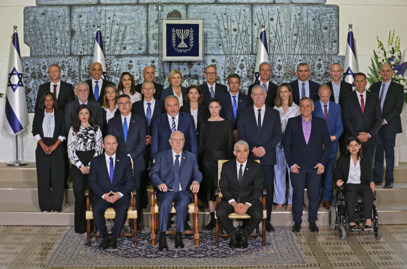 La foto de familia presidida por Naftali Bennett y Yair Lapid, en el parlamento israelí. 