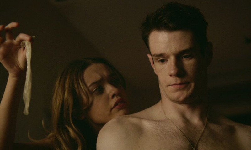 Aimee y Adam en 'Sex Education'.