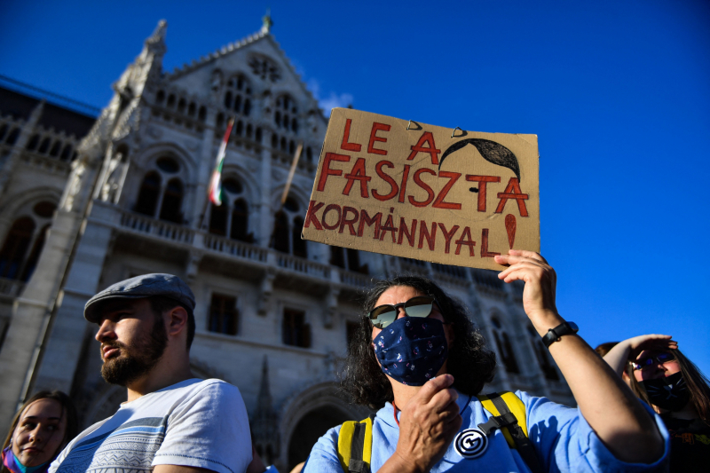 'Abajo el Gobierno fascista', reza la pancarta de una manifestante en la protesta contra la nueva ley húngara, frente al Parlamento en Budapest. 