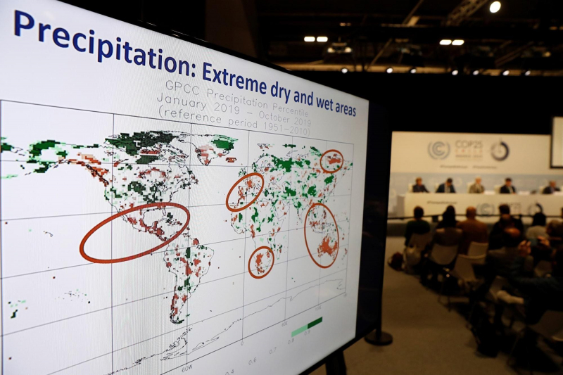Vista de un mapa que señala las zonas extremas tanto de precipitaciones como de sequía durante la presentación del informe del secretario general de la Organización Meteorológica Mundial 