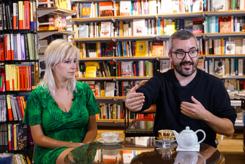 Carmona y Padilla, durante la entrevista con 'El HuffPost' en Olavide Bar de libros.