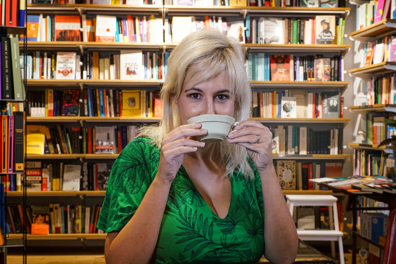 Marta Carmona, tomando café (sin lorazepam) en Olavide Bar de libros.
