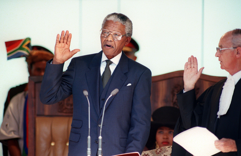 Nelson Mandela toma posesión de su cargo como presidente de Sudáfrica en 1994. Las presiones contra el apartheid sí dieron resultado. 