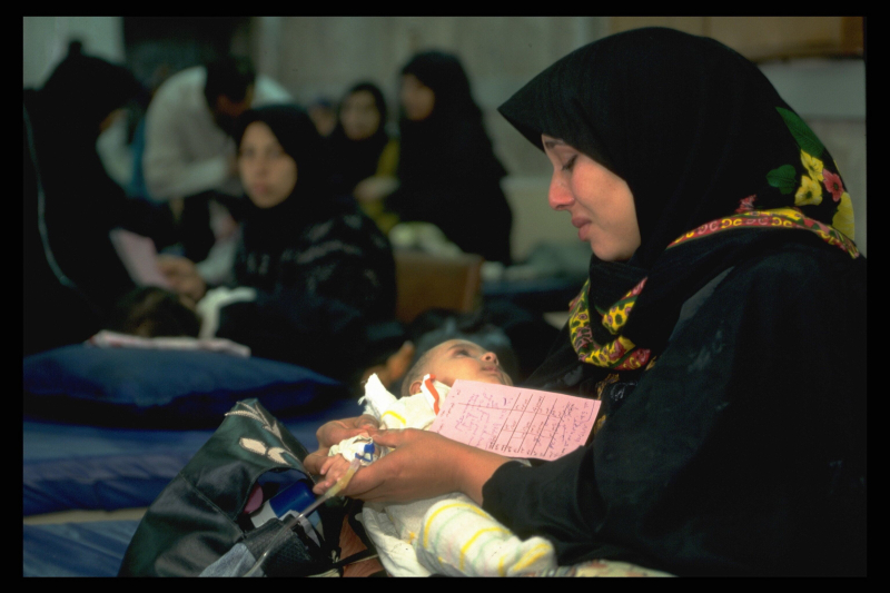 Una madre iraquí llora mientras atienden a su bebé en Saddam City, en 1991. El país estaba ya sometido a un férreo embargo económico. 