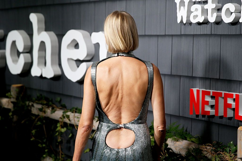 La espalda del vestido que lucía Naomi Watts dejaba toda la espalda de la actriz al aire.