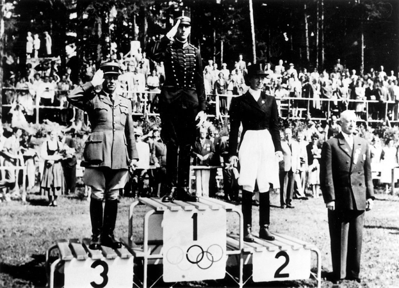 Lis Hartel (d.), en el podio de Helsinki 1952, pese a su minusvalía