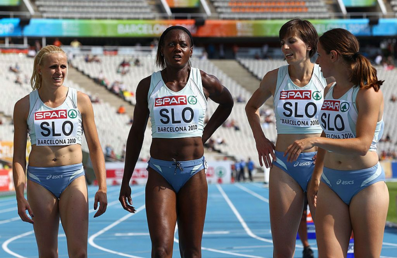 Merlene Ottey, a sus 50, junto a sus jóvenes compañeras de Eslovenia en Barcelona 2010