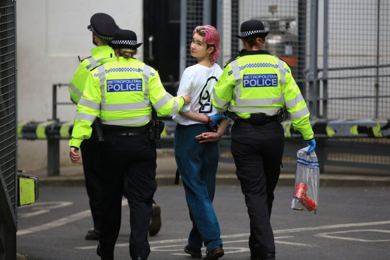 Una de las activistas autoras del ataque, tras ser detenida por la policía.