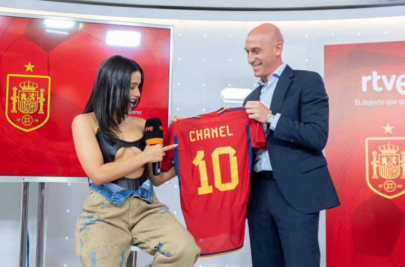Chanel, con la camiseta de la selección española que le ha entregado Luis Rubiales