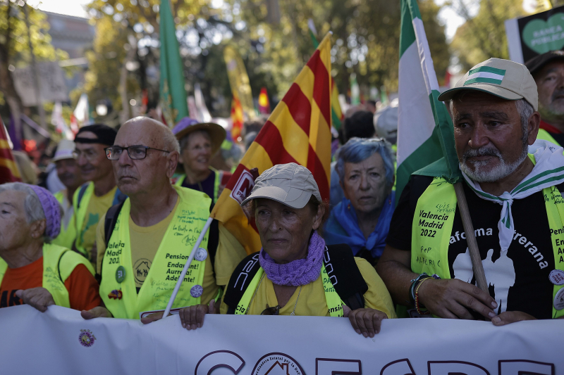 Personas se manifiestan en defensa de las pensiones en Madrid.