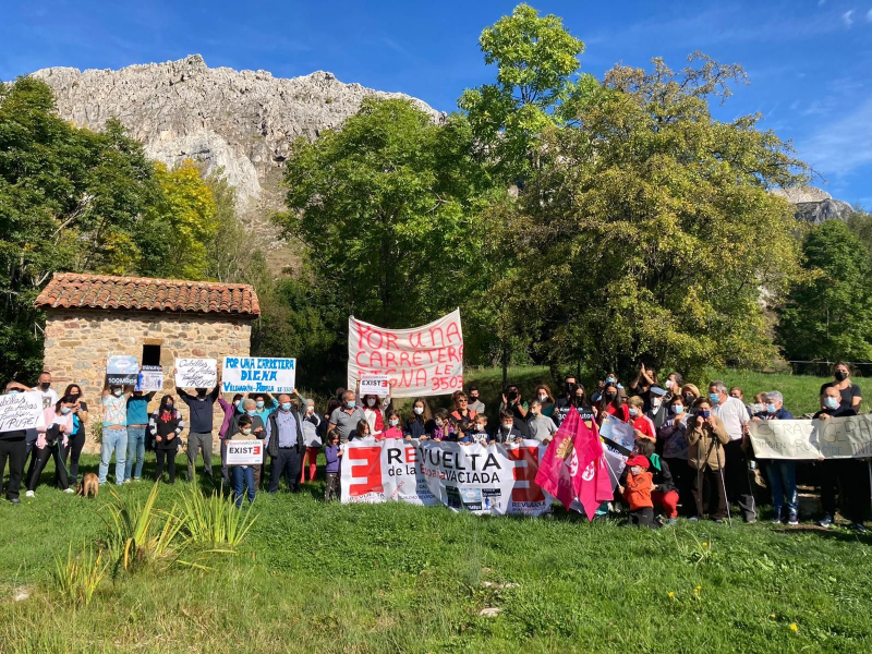 Protesta en un pueblo de León por la mejora de las infraestructuras