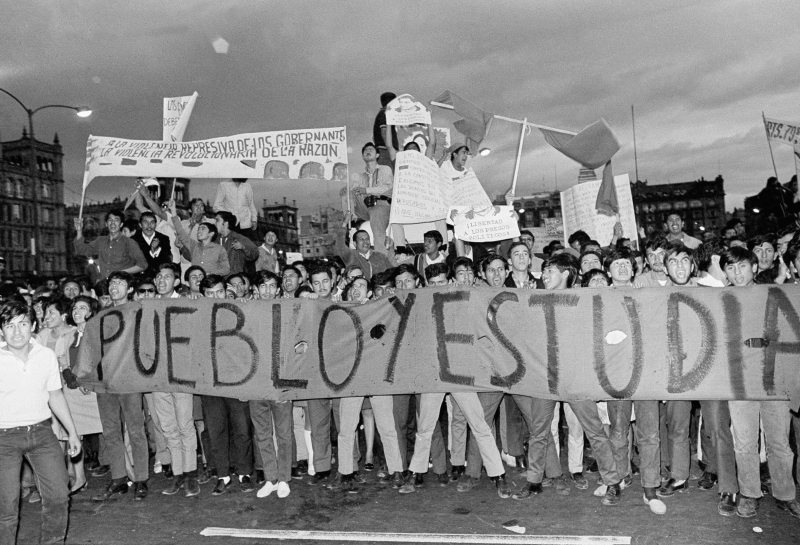 Un grupo de manifestantes, el 3 de octubre de 1968, en Tlatelolco.