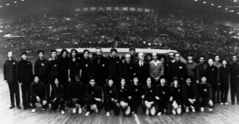 Los equipos nacionales de ping pong de EEUU y China, en abril de 1971, antes de un partido en Pekín.