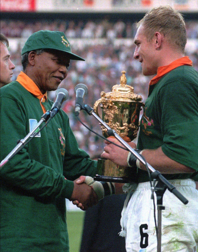 Nelson Mandela felicita a su capitán, Francios Pienaar, tras ganar a Nueva Zelanda. 