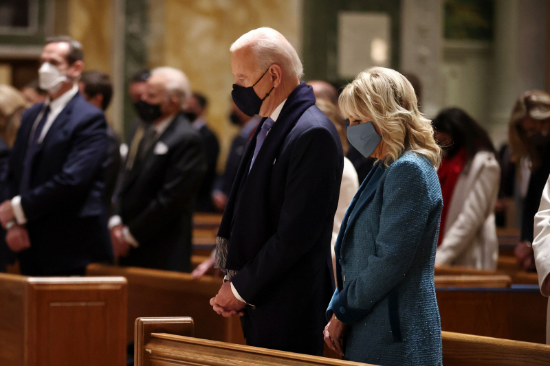 Joe Biden y su esposa Jill, oyendo misa en la catedral de San Mateo en Washington, antes de su toma de posesión. 