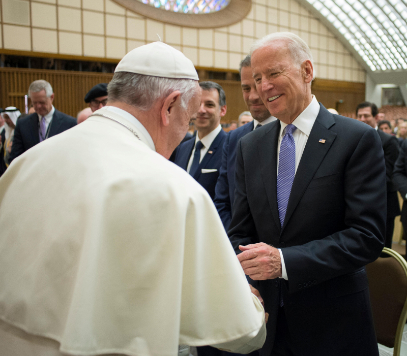 Joe Biden saluda al papa Francisco en una recepción en el Vaticano en 2016, cuando aún era vicepresidente de EEUU. 