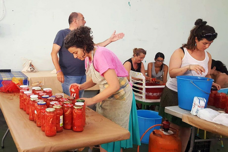 Imagen de un taller de conservde tomate durante el Saltamontes festival.