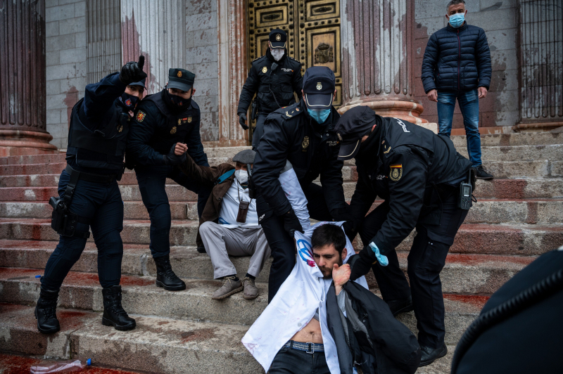 Activistas científicos de Science Rebellion siendo arrestados por la policía tras una protesta en la puerta del Congreso de España.