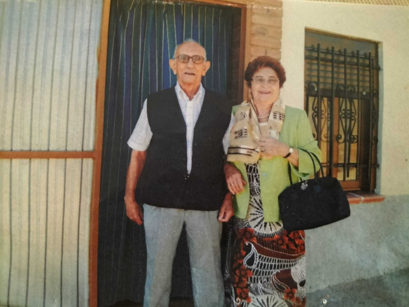 Alfonso Valero y su mujer, Benita, en la puerta de la casa del pueblo.