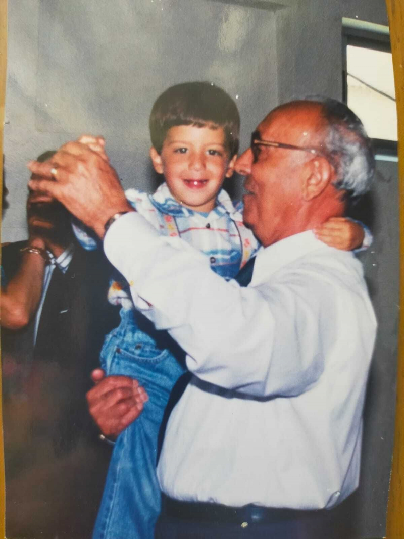 Alfonso Valero bailando con su nieto.