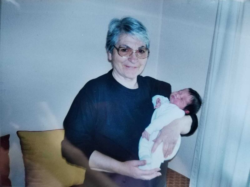 Carmen Bernal Herranz, con su primer nieto en brazos.