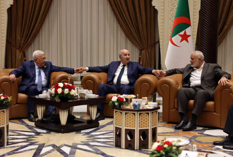 Mahmud Abbas, Abdelmadjid Tebboune e Ismail Haniyeh, el pasado 5 de julio, en Argel. 