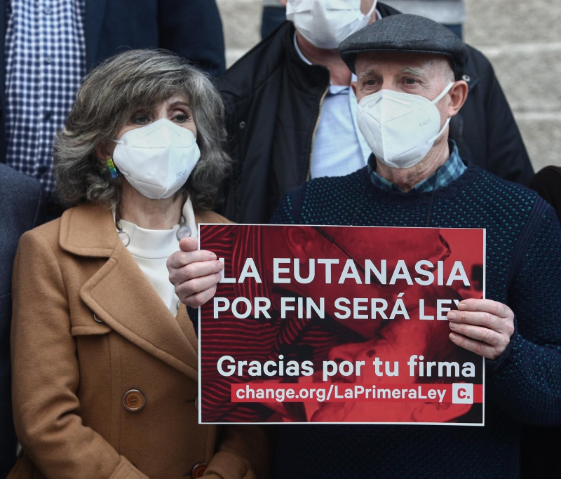 Ángel Hernández, junto a la secretaria de Sanidad de la Ejecutiva Federal del PSOE, María Luisa Carcedo, que defendió la Ley de Eutanasia en el Congreso.