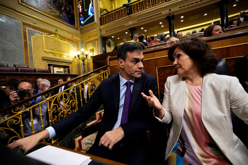 Carmen Calvo y Pedro Sánchez, durante una sesión de control al Gobierno en 2018. 