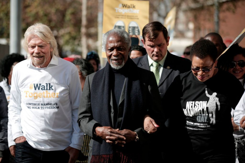 Richard Branson con el exsecretario general de las Naciones Unidas Kofi Annan y la viuda de Nelson Mandela, Graca Michel , en el centenario del nacimiento del icónico político sudafricano.