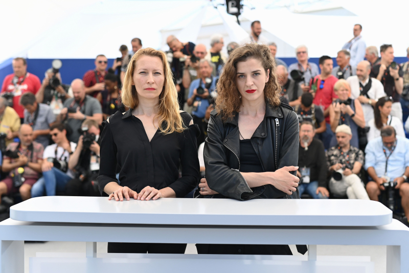 Las montadora Dounia Sichov (izq) y Hanna Bilobrova, codirectora, en la presentación de 'Mariupolis 2' en Cannes (Francia), el pasado 20 de mayo. 