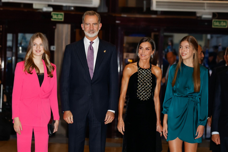 Los reyes y sus hijas a la entrada del auditorio de Oviedo donde se celebraba el concierto Premios Princesa de Asturias.