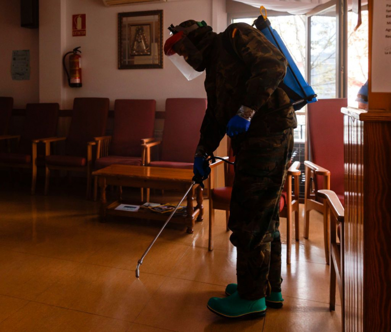 Un militar desinfecta la residencia San Miguel Arcángel de Guadarrama.