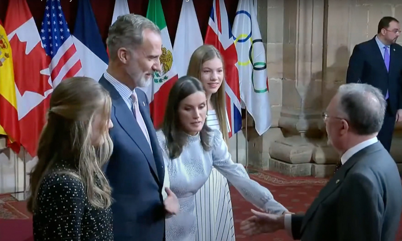 La reina Letizia le hace un gesto a uno de los premiados para que salude a la princesa Leonor.