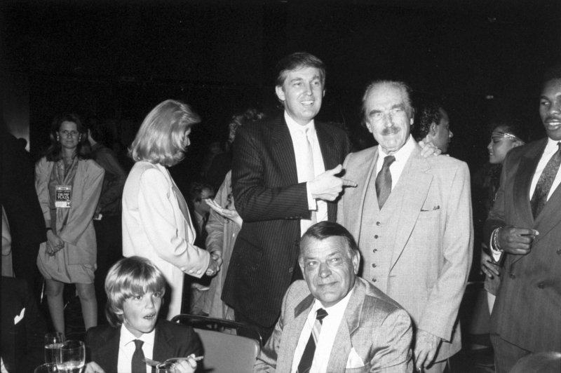 Donald Trump con su esposa, Ivana, su hijo mayor y su padre.