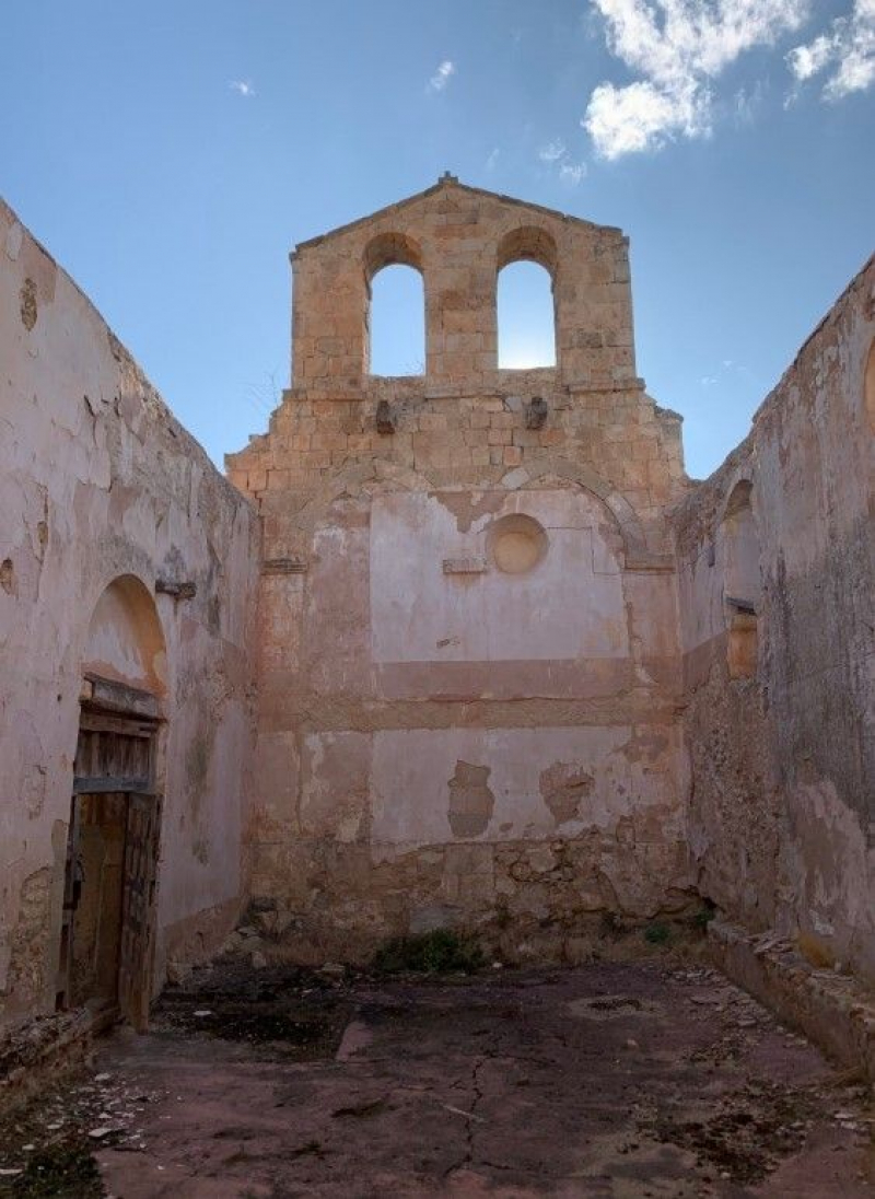 Los restos de la Iglesia de Santo Tomás Apóstol, de Mosarejos, donde solo viven dos personas.