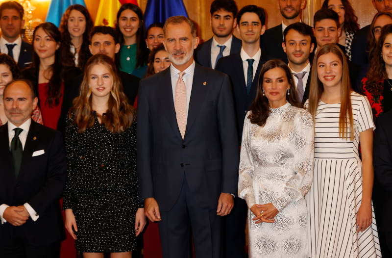 La familia real en la audiencia con los premiados de fin de carrera de la Universidad de Oviedo, los ganadores de los Princesa de Asturias y los galardonados con la medalla de Asturias.