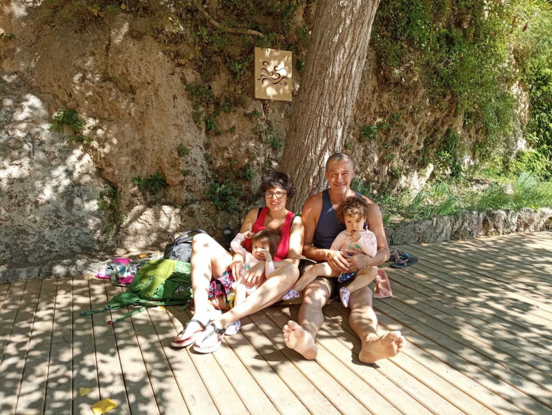 Javier y Carmen con sus hijas en las piscinas naturales de Letur.
