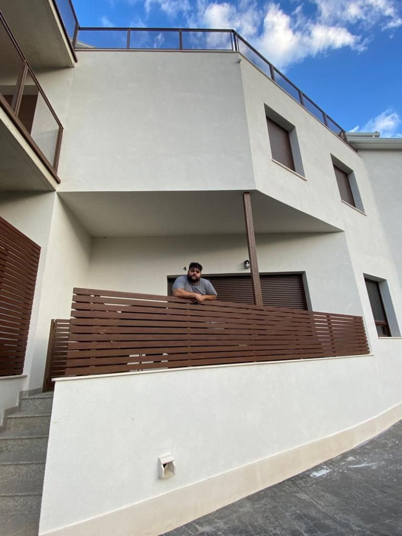 Álvaro Bermejo posa en la fachada de su casa.