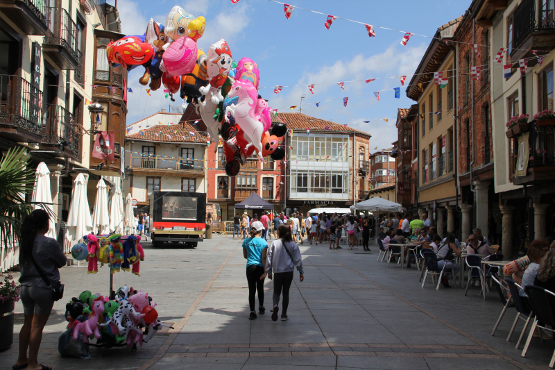 La plaza de Cervera de Pisuerga con los preparativos para las fiestas del pueblo.