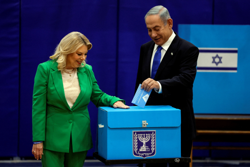 Netanyahu y su mujer depositan su voto