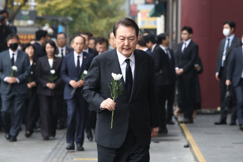 El presidente de Corea del Sur, Yoon Suk Yeol, deposita flores en el lugar de los hechos.