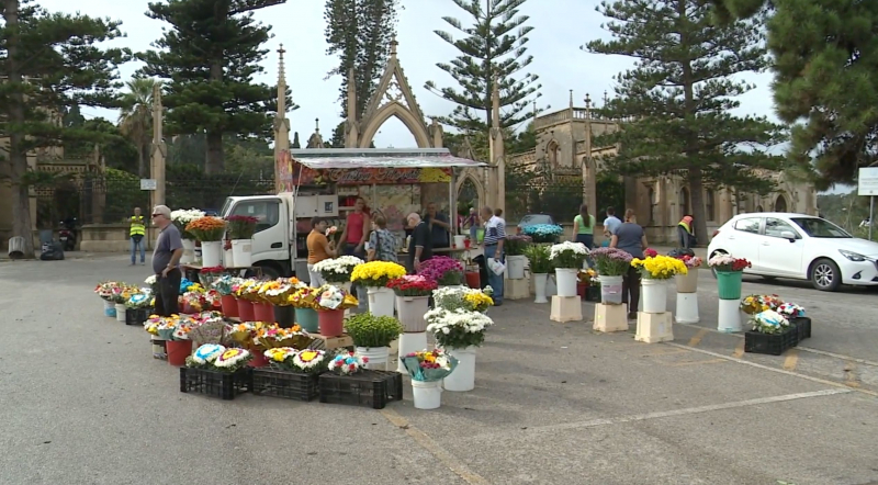 Flores para los muertos en el Jum Il-Mejtin de Malta