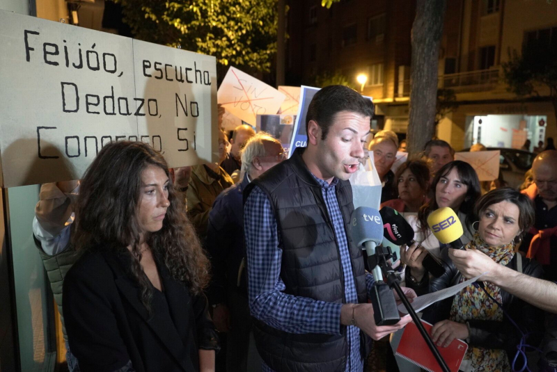 Concentración de afiliados y simpatizantes del PP en La Rioja frente a la sede del partido en Logroño