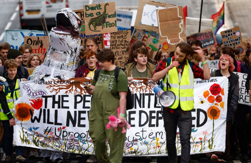 Manifestantes climáticos en Glasgow (Escocia) aprovechan la celebración de la COP26 para reclamar medidas urgentes contra el cambio climático.